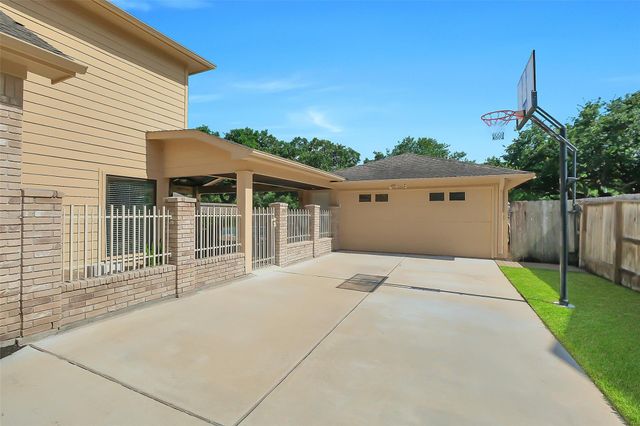 910 Millpond Drive, Sugar Land, TX 77498