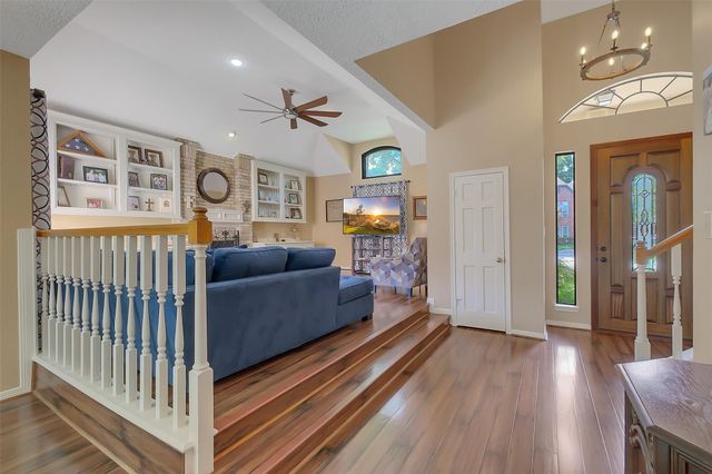 910 Millpond Drive, Sugar Land, TX 77498