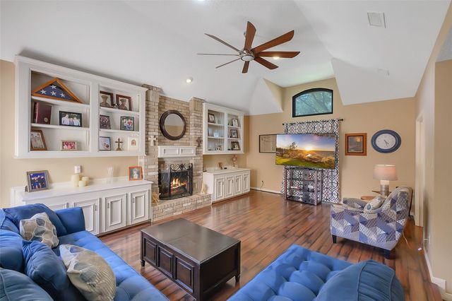 910 Millpond Drive, Sugar Land, TX 77498