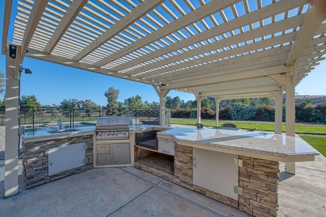 14209 Academy Oaks Ln, Clovis, CA 93619