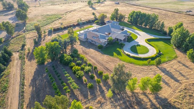 14209 Academy Oaks Ln, Clovis, CA 93619