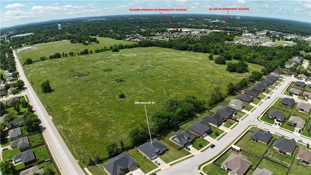 906 E Fallon Street, Siloam Springs, AR 72761
