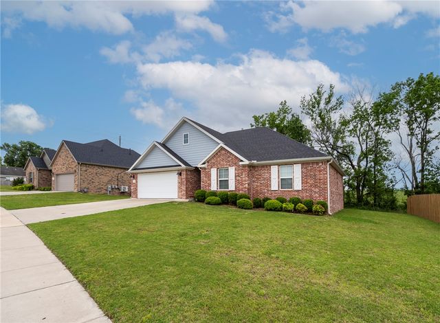 906 E Fallon Street, Siloam Springs, AR 72761