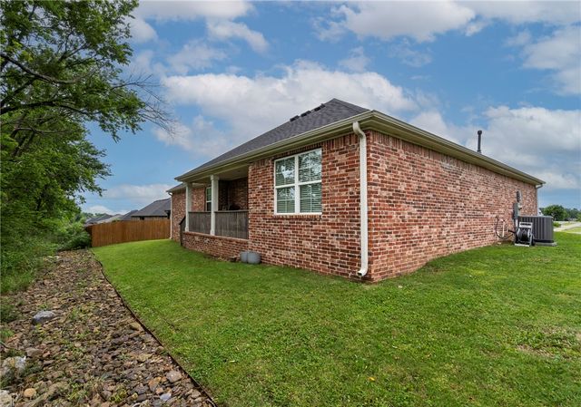 906 E Fallon Street, Siloam Springs, AR 72761