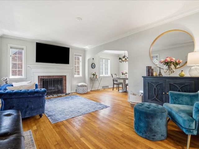 496 Parkview Dr, Mt Lebanon, PA 15243