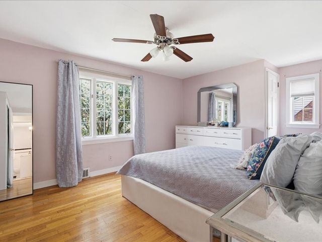 496 Parkview Dr, Mt Lebanon, PA 15243