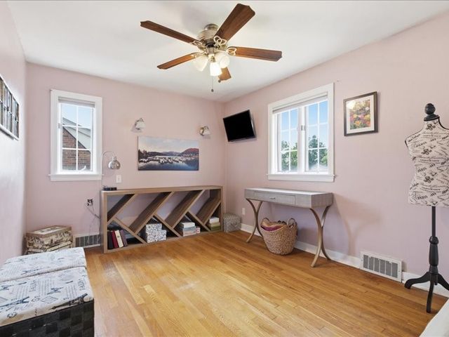 496 Parkview Dr, Mt Lebanon, PA 15243