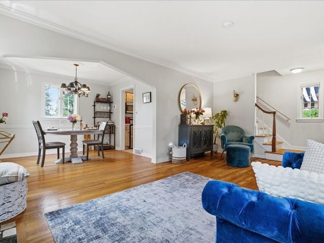496 Parkview Dr, Mt Lebanon, PA 15243