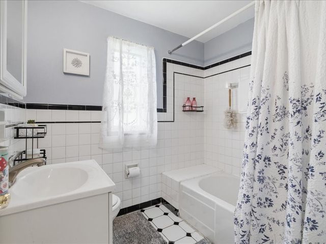 496 Parkview Dr, Mt Lebanon, PA 15243