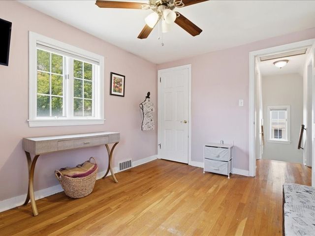 496 Parkview Dr, Mt Lebanon, PA 15243