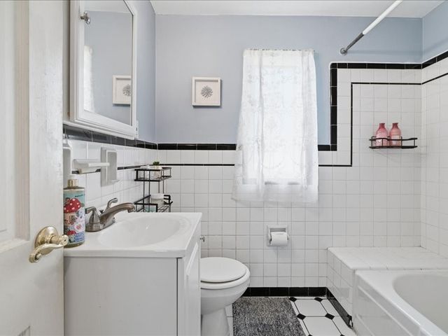 496 Parkview Dr, Mt Lebanon, PA 15243