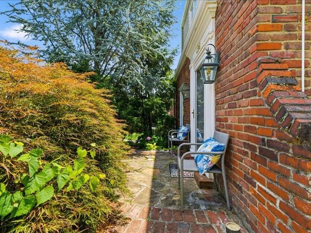 496 Parkview Dr, Mt Lebanon, PA 15243