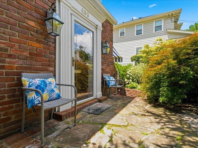 496 Parkview Dr, Mt Lebanon, PA 15243