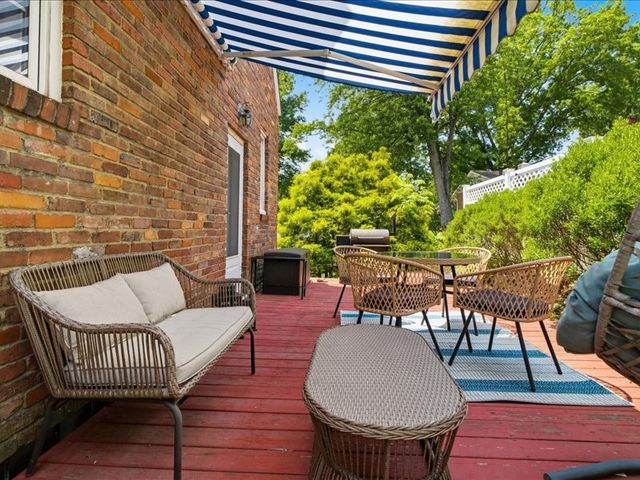 496 Parkview Dr, Mt Lebanon, PA 15243