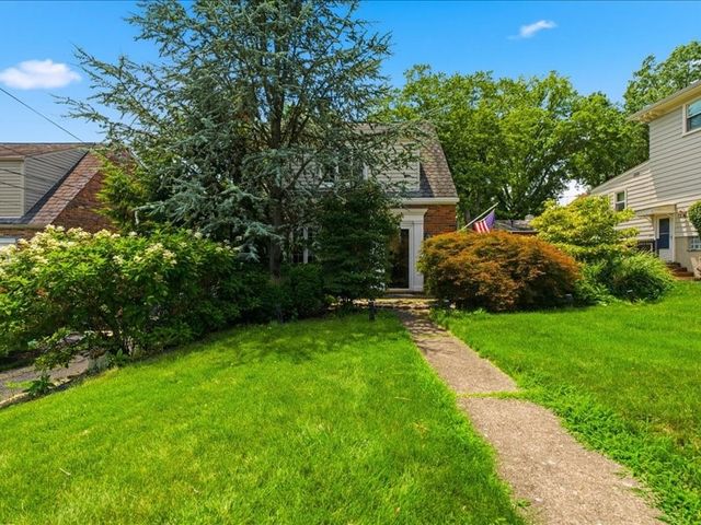 496 Parkview Dr, Mt Lebanon, PA 15243