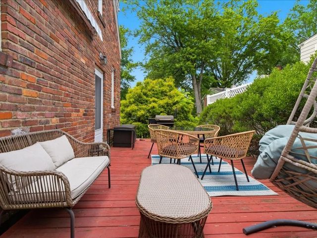 496 Parkview Dr, Mt Lebanon, PA 15243
