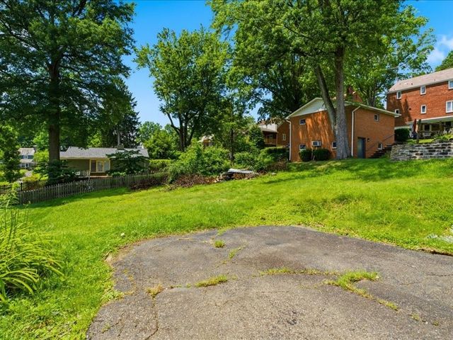 496 Parkview Dr, Mt Lebanon, PA 15243