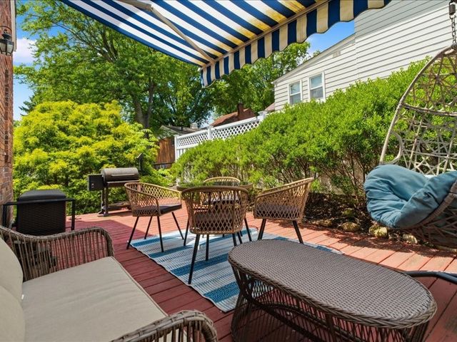 496 Parkview Dr, Mt Lebanon, PA 15243