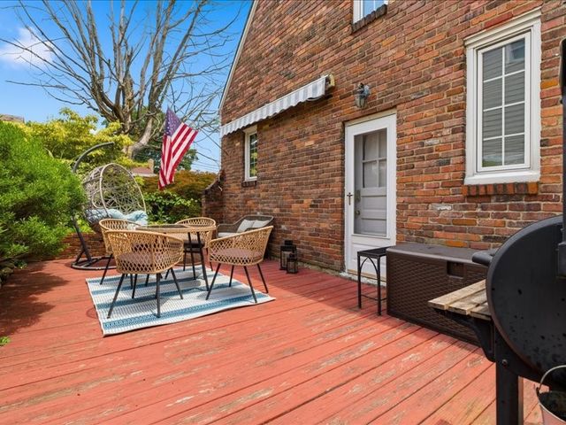 496 Parkview Dr, Mt Lebanon, PA 15243