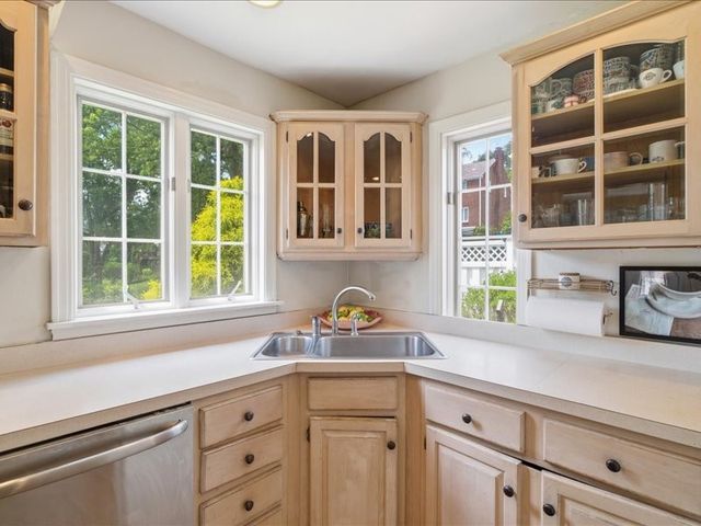 496 Parkview Dr, Mt Lebanon, PA 15243