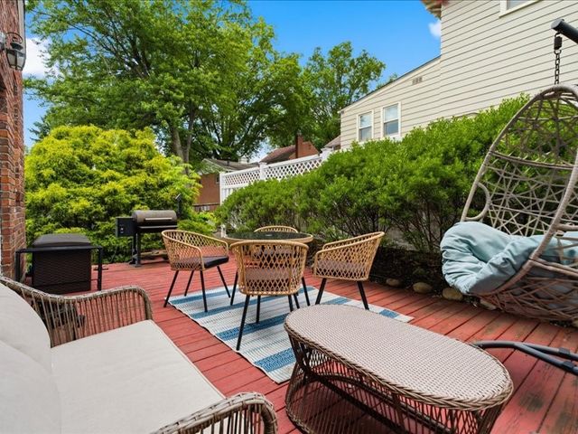 496 Parkview Dr, Mt Lebanon, PA 15243