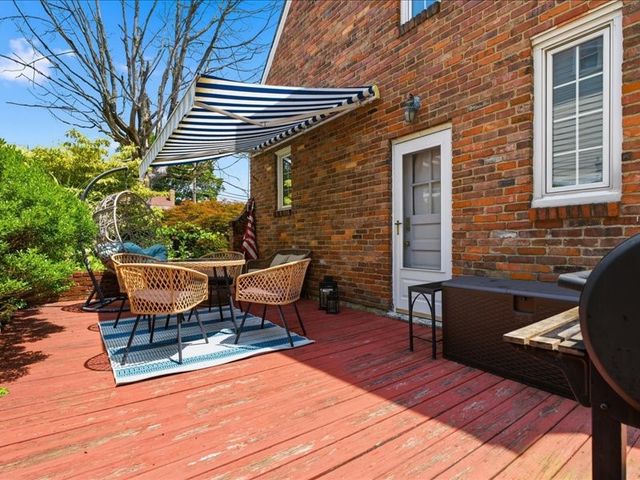 496 Parkview Dr, Mt Lebanon, PA 15243