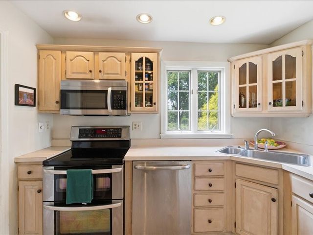 496 Parkview Dr, Mt Lebanon, PA 15243