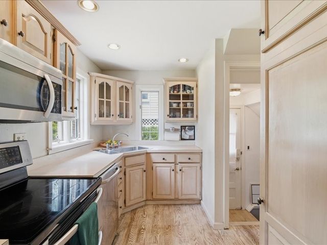 496 Parkview Dr, Mt Lebanon, PA 15243