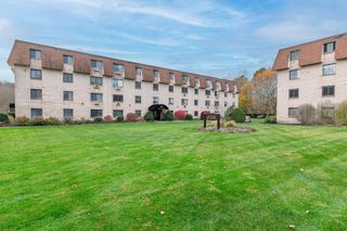 135 Grove St 110, Rockland, MA 02370