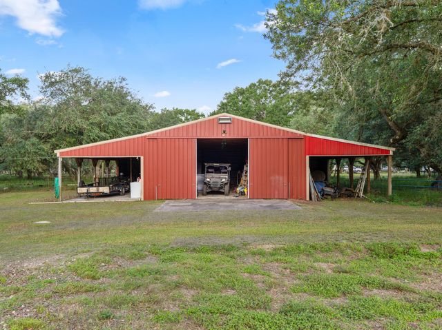 346 Private Road 821, Blessing, TX 77419
