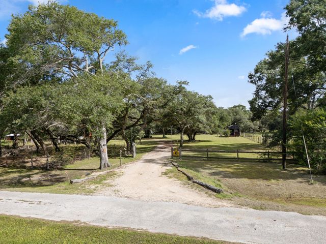 346 Private Road 821, Blessing, TX 77419