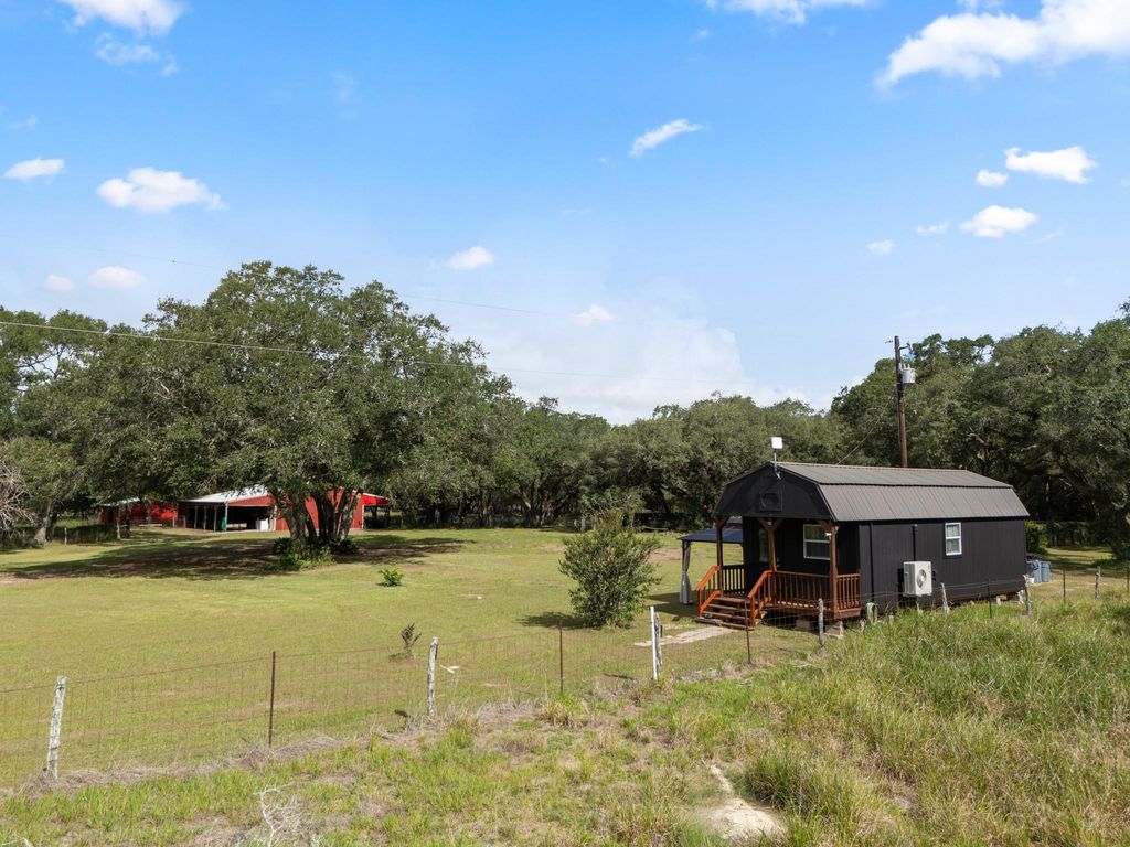 346 Private Road 821, Blessing, TX 77419