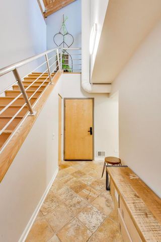 1140 W Cornelia Avenue D, Chicago, IL 60657