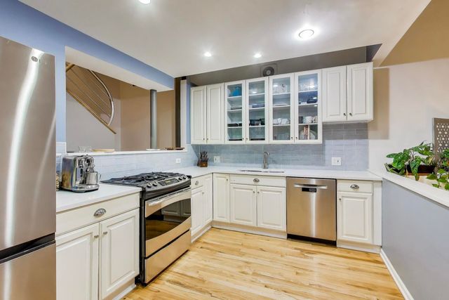 1140 W Cornelia Avenue D, Chicago, IL 60657