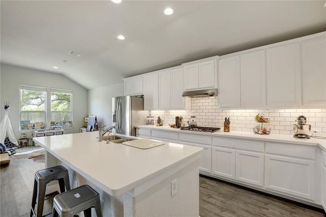 416 Peakside CIR, Dripping Springs, TX 78620