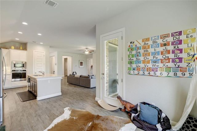 416 Peakside CIR, Dripping Springs, TX 78620