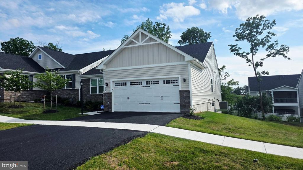 1864 SHANNON DR S, Greencastle, PA 17225