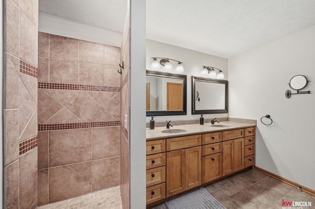 5463 NW 4th Street, Lincoln, NE 68521