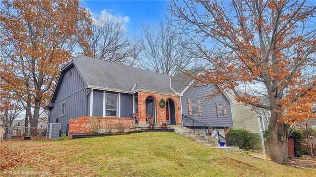 1032 S LINDENWOOD Drive, Olathe, KS 66062