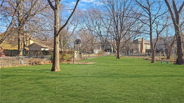 1032 S LINDENWOOD Drive, Olathe, KS 66062