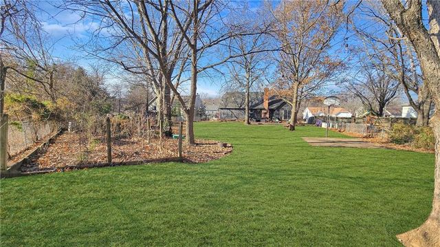 1032 S LINDENWOOD Drive, Olathe, KS 66062