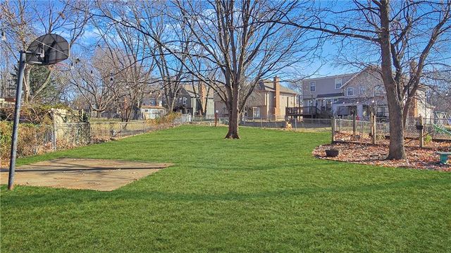 1032 S LINDENWOOD Drive, Olathe, KS 66062