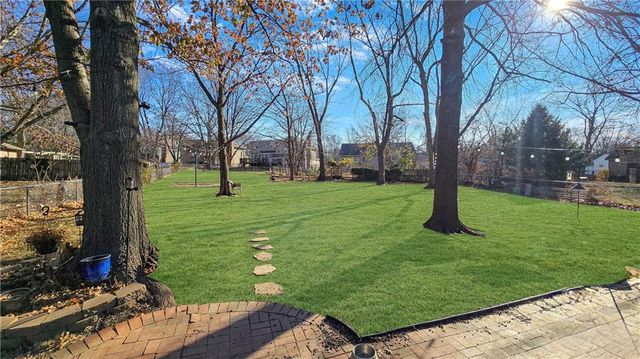 1032 S LINDENWOOD Drive, Olathe, KS 66062