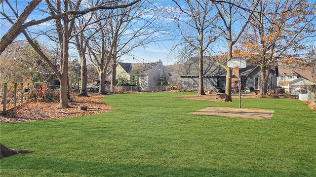 1032 S LINDENWOOD Drive, Olathe, KS 66062