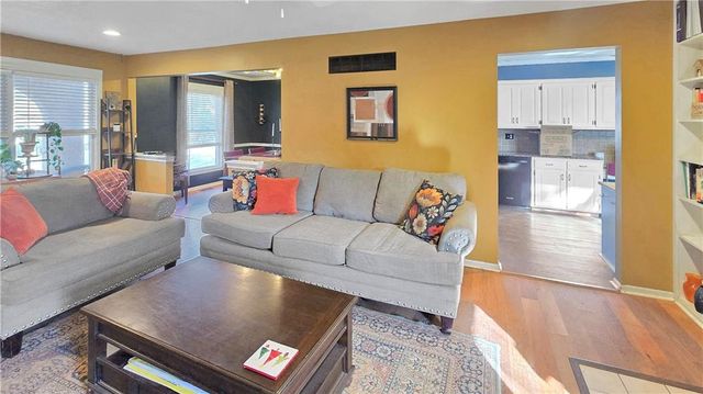 1032 S LINDENWOOD Drive, Olathe, KS 66062