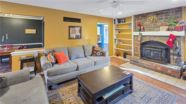 1032 S LINDENWOOD Drive, Olathe, KS 66062