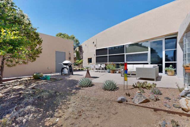 4 Vallecito Road, Santa Fe, NM 87506