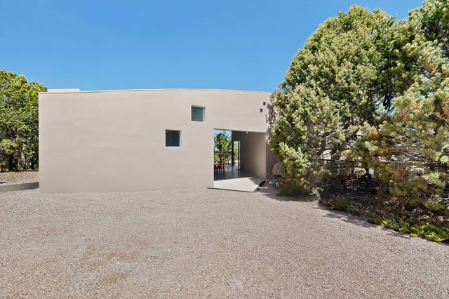 4 Vallecito Road, Santa Fe, NM 87506