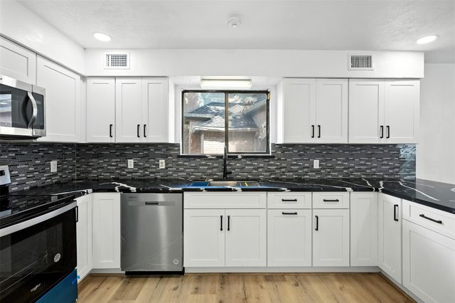 1046 Lake View Drive, Montgomery, TX 77356