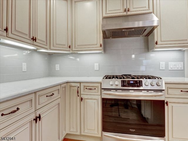 15 Woodrow Pl, West Caldwell Twp., NJ 07006